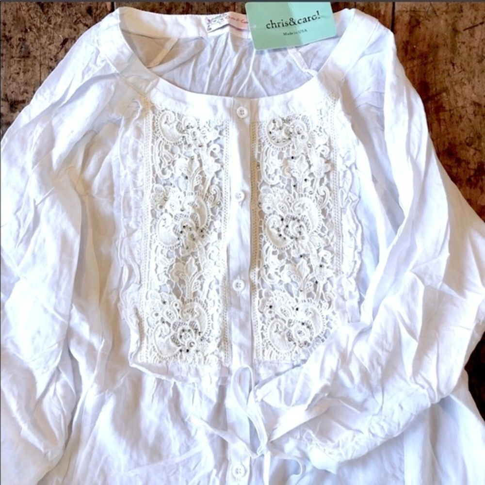 NWT women’s power button down‎ blouse. Lace detail